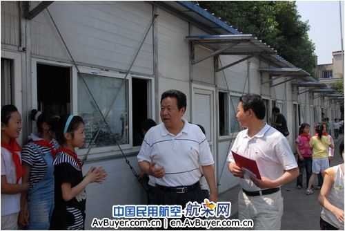 民航二所向灾区学校“赠图书、献爱心”