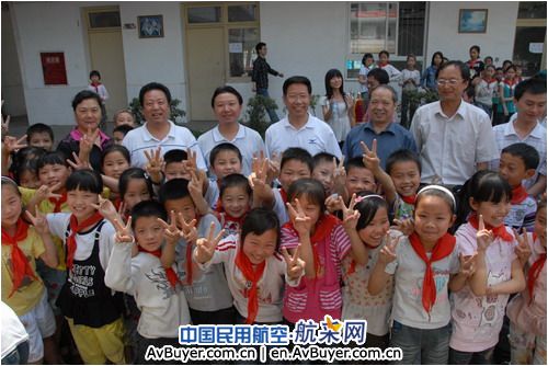 民航二所向灾区学校“赠图书、献爱心”