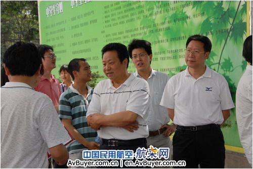 民航二所向灾区学校“赠图书、献爱心”