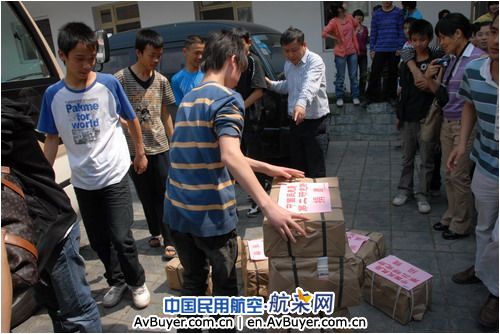 民航二所向灾区学校“赠图书、献爱心”