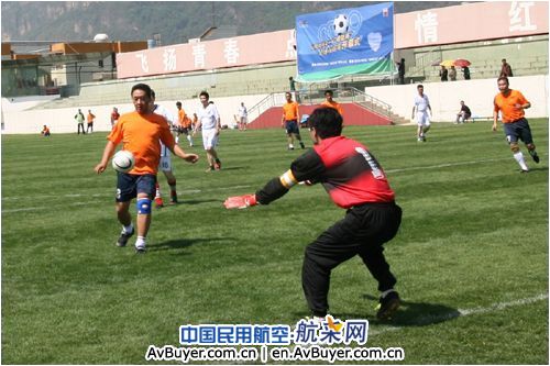 昆明机场第二届“诚信杯”足球友谊赛开幕