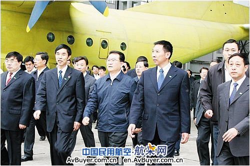 中央政治局常委李长春视察陕飞集团运八飞机