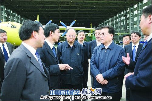 中央政治局常委李长春视察陕飞集团运八飞机