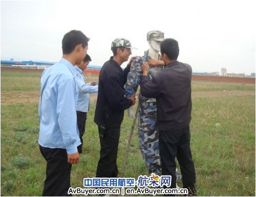 昆明机场安运部组织人员更换驱鸟模特 防治鸟害