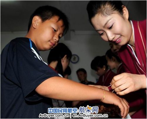 南航北方分公司空姐们的“端午节礼物”