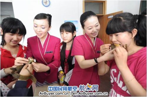 南航北方分公司空姐们的“端午节礼物”