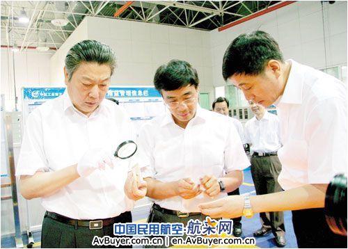 林左鸣在株洲航空厂强调国家任务必须完成