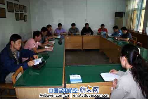 南航新疆公司办公室对新飞行员进行出国前教育