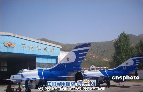 中航工业成飞圆满完成表演飞机喷漆涂装任务