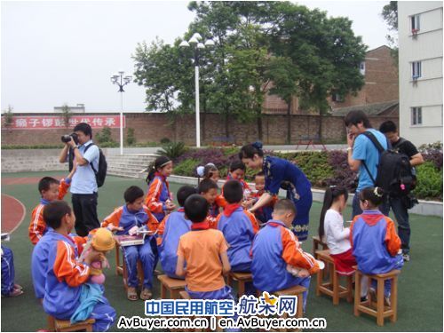 西部航空为梁平来宝小学提前过儿童节