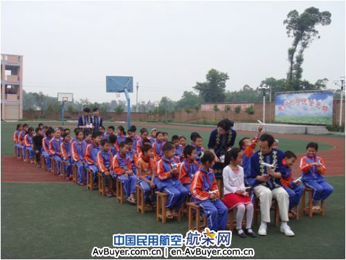 西部航空为梁平来宝小学提前过儿童节