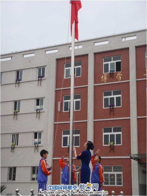西部航空为梁平来宝小学提前过儿童节