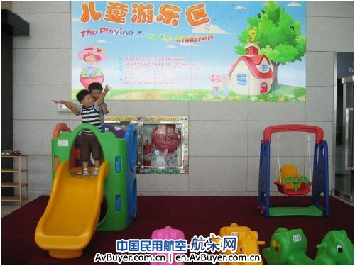 青岛机场庆“六一”开展儿童特色服务