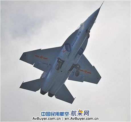 洪都集团猎鹰L15高级教练机05架首飞成功