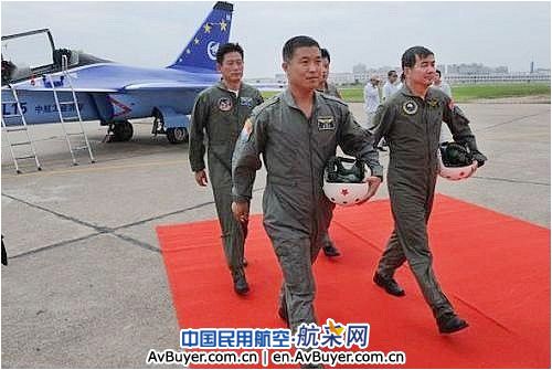 洪都集团猎鹰L15高级教练机05架首飞成功