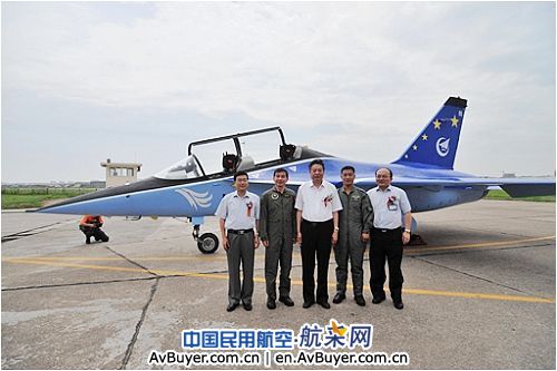 洪都集团猎鹰L15高级教练机05架首飞成功