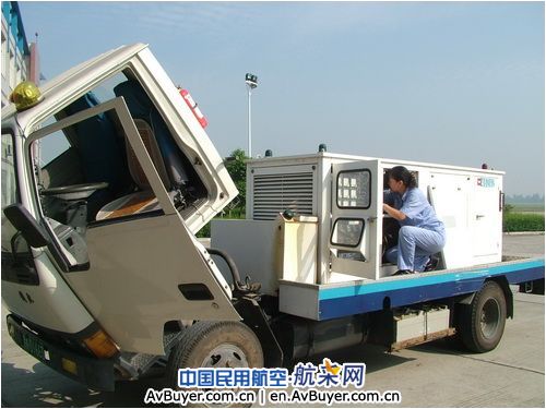 广汉机务特种车辆通过学院公安局检查