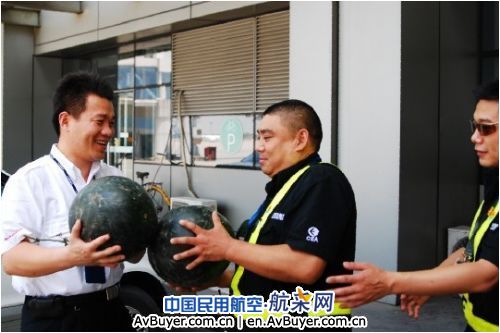 西安高温超38℃  东航西安基地为员工送清凉