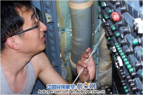 东航山东分公司顶酷暑战高温保正点