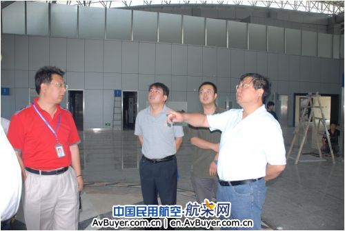 张国华视察锡林浩特机场新候机楼
