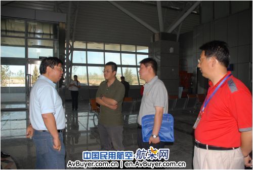张国华视察锡林浩特机场新候机楼