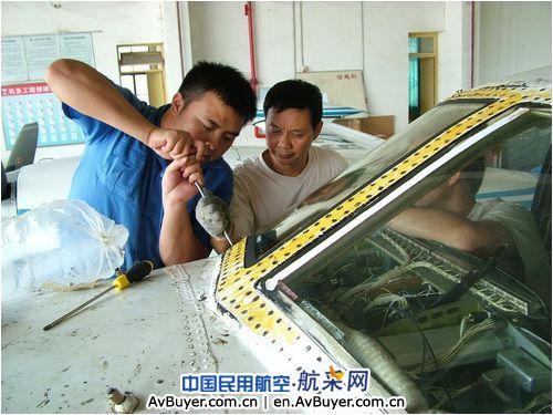 飞院广汉机务排除夏延B-3621风挡裂纹故障
