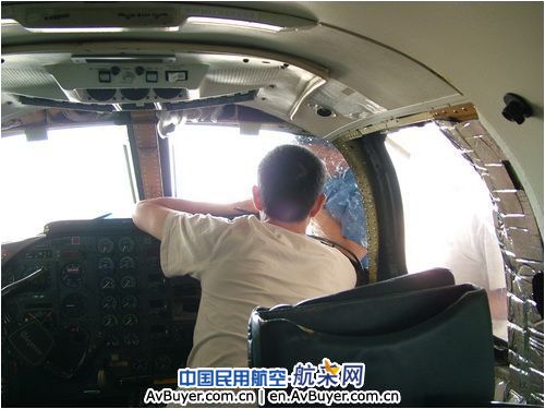 飞院广汉机务排除夏延B-3621风挡裂纹故障