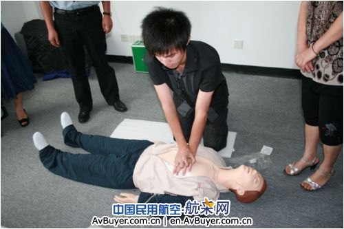 西科斯基进行医疗救护培训