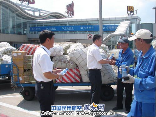 国货航杭州基地领导心系员工 深入机坪送问候