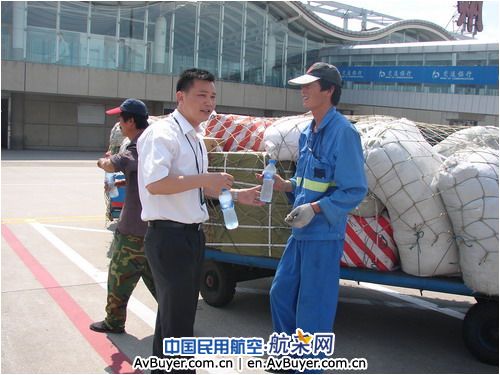 国货航杭州基地领导心系员工 深入机坪送问候