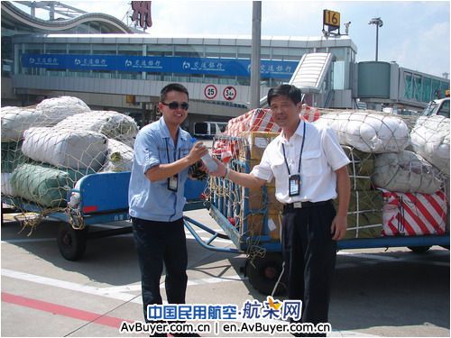 国货航杭州基地领导心系员工 深入机坪送问候