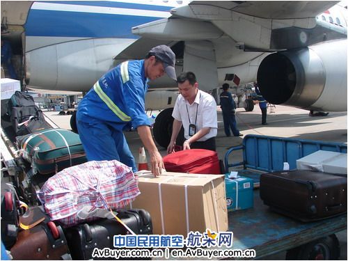 国货航杭州基地领导心系员工 深入机坪送问候
