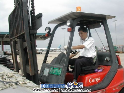 记南航货运尽职尽责的好同志----陈亚南