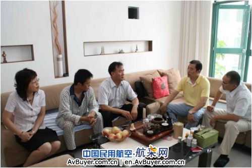 东航山东党委书记一行登门看望患病飞行人员