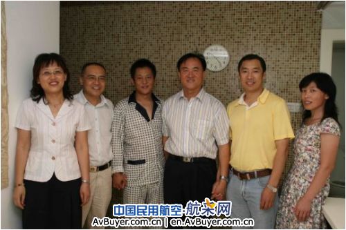 东航山东党委书记一行登门看望患病飞行人员