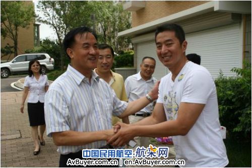 东航山东党委书记一行登门看望患病飞行人员