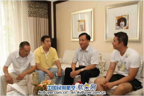 东航山东党委书记一行登门看望患病飞行人员