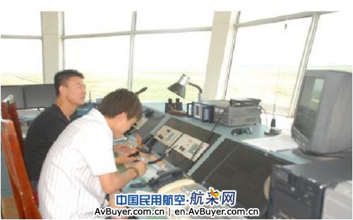 二连浩特两名管治员在锡林浩特机场实习