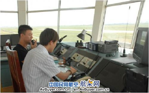 二连浩特两名管治员在锡林浩特机场实习