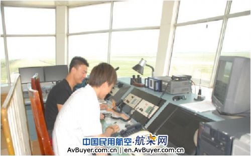 二连浩特两名管治员在锡林浩特机场实习