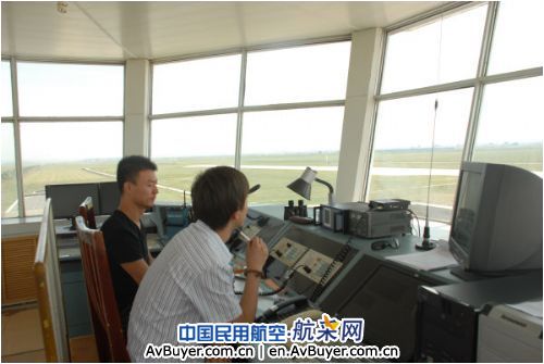 二连浩特两名管治员在锡林浩特机场实习