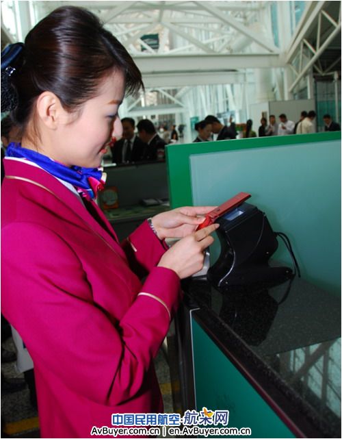 南航在白云机场全面推广手机电子登机牌服务