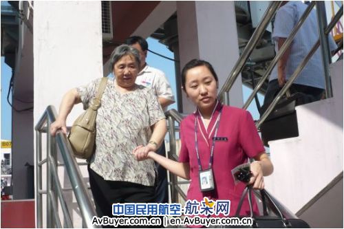 南航北方地服部确保无人陪伴老人无忧出行