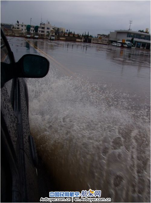 暴雨来袭 昆明机场安然无恙