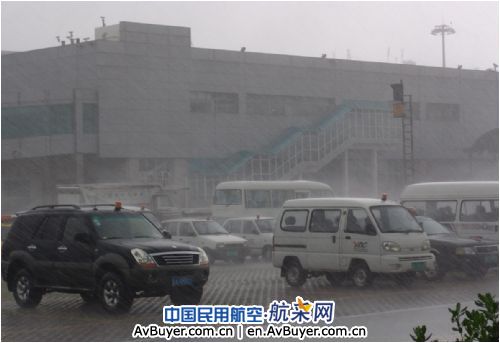 暴雨来袭 昆明机场安然无恙