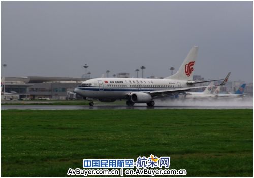 暴雨来袭 昆明机场安然无恙