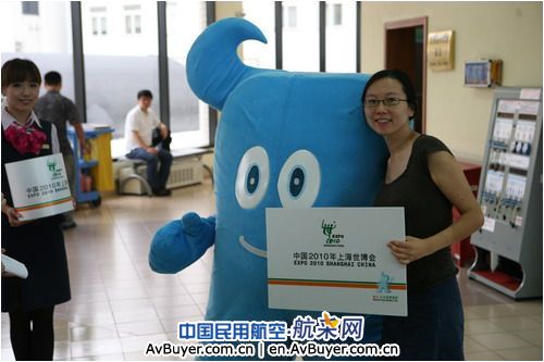 上海虹桥机场开展“微笑空港，舞动世博”行动