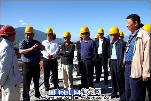 李汉柏书记视察丽江机场改扩建工程
