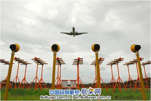 海南空管对美兰机场导航盲降设备进行飞行校验