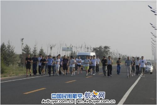 锡林浩特机场公司举办“全民健身日”越野赛